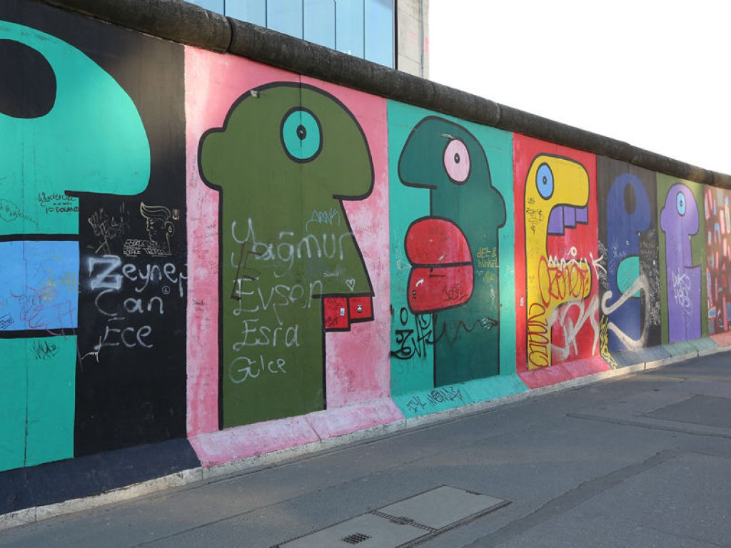 Die "East Side Gallery" als längste denkmalgeschützte Leinwand der Welt, hier exemplarisch ein Werk von Thierry Noir (ohne Titel); Aufnahme 2015 Die "East Side Gallery" als längste denkmalgeschützte Leinwand der Welt, hier exemplarisch ein Werk von Thierry Noir (ohne Titel); Aufnahme 2015