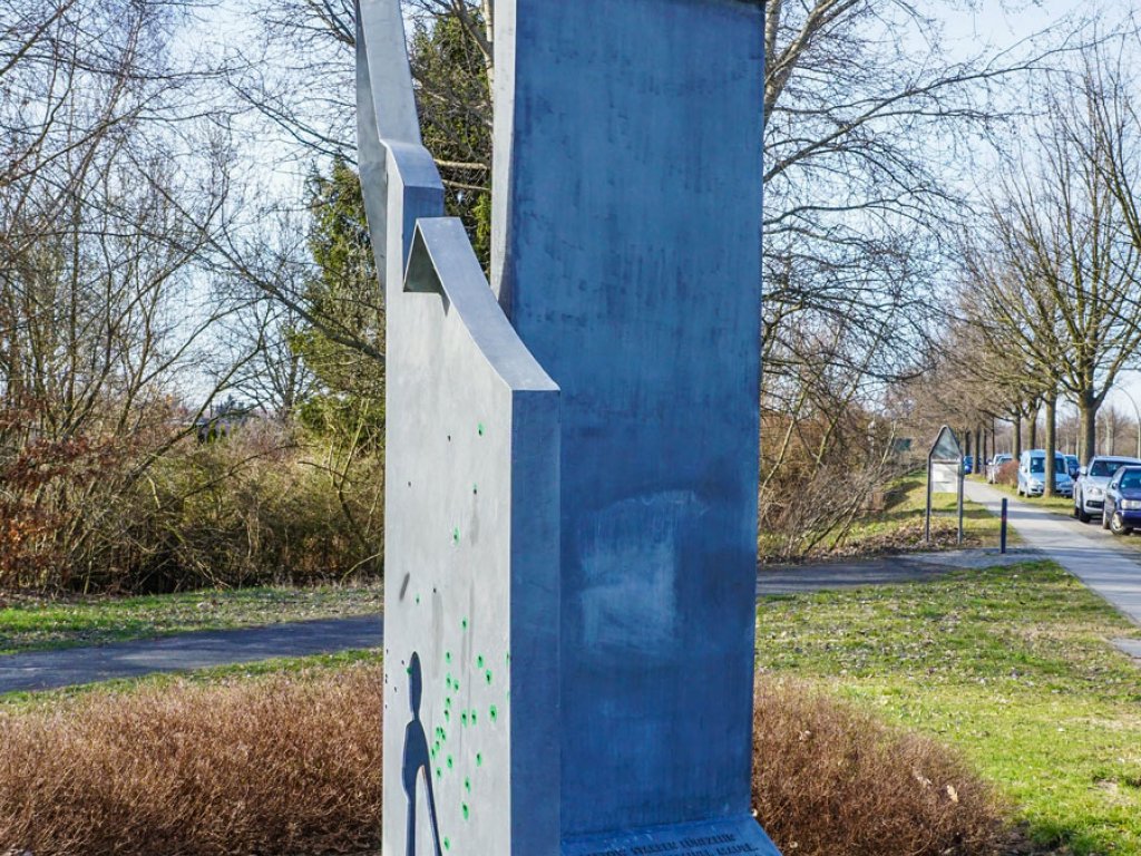 Mahnmal für die Maueropfer in der Kiefholzstraße in Berlin-Treptow - Künstler: Jan Skuin und Rüdiger Roehl (2); Aufnahme 2015 Mahnmal für die Maueropfer in der Kiefholzstraße in Berlin-Treptow - Künstler: Jan Skuin und Rüdiger Roehl (2); Aufnahme 2015