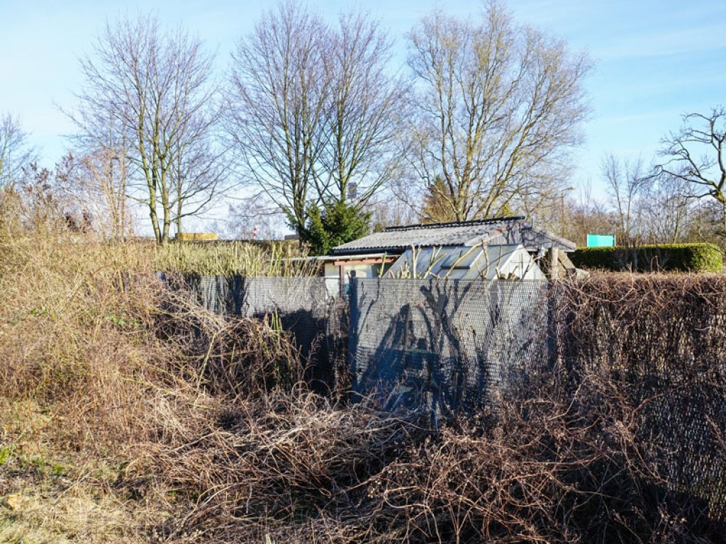 Streckmetallgitterplatten der DDR-Grenzanlagen als Zaun einer Kleingartenkolonie in Berlin-Treptow (1); Aufnahme 2015