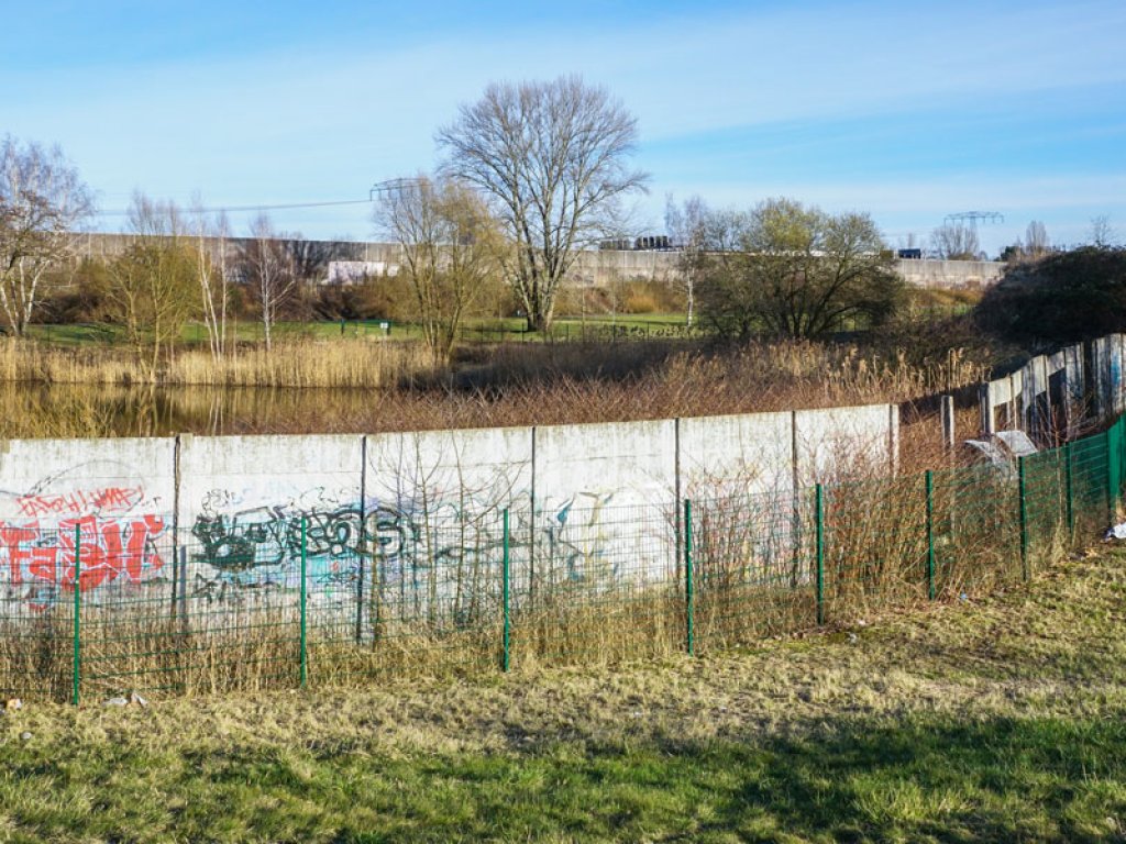 Hinterlandmauer der DDR-Grenzanlagen zwischen Rudower Straße und Glashütter Weg (unweit der Rudower Höhe) (7); Aufnahme 2015