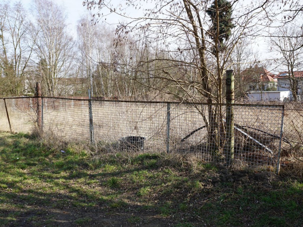 Torpfosten der DDR-Grenzanlagen in Teltow-Seehof mit abgeschliffenen Sägezähnen; Aufnahme 2015