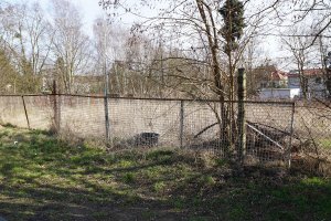 Torpfosten der DDR-Grenzanlagen in Teltow-Seehof mit abgeschliffenen Sägezähnen; Aufnahme 2015