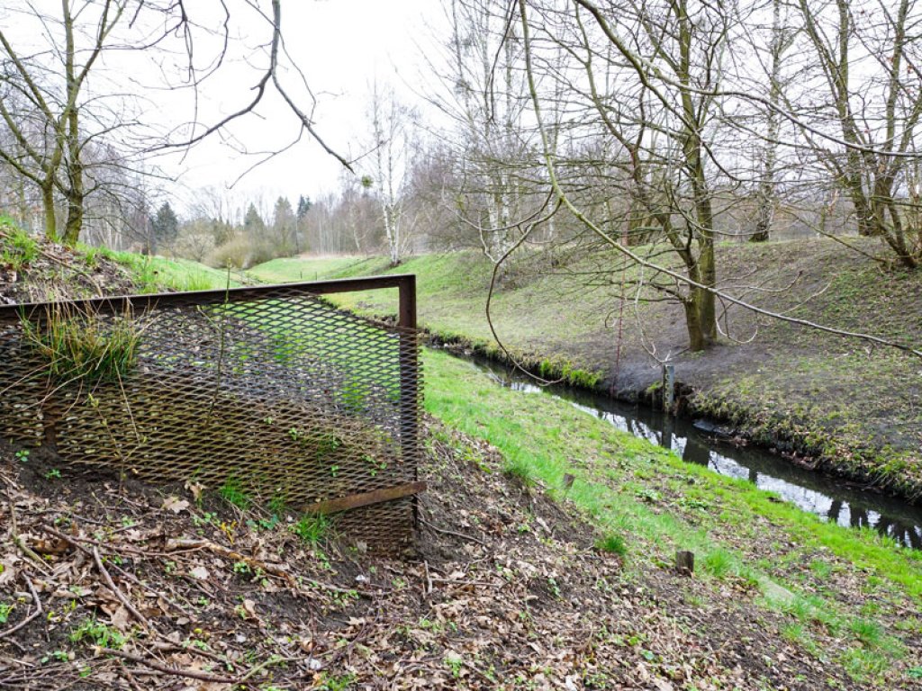 Streckmetallgitterfeld im Todesstreifen der DDR-Grenzanlagen zwischen Kleinmachnow und Berlin-Düppel; Aufnahme 2015