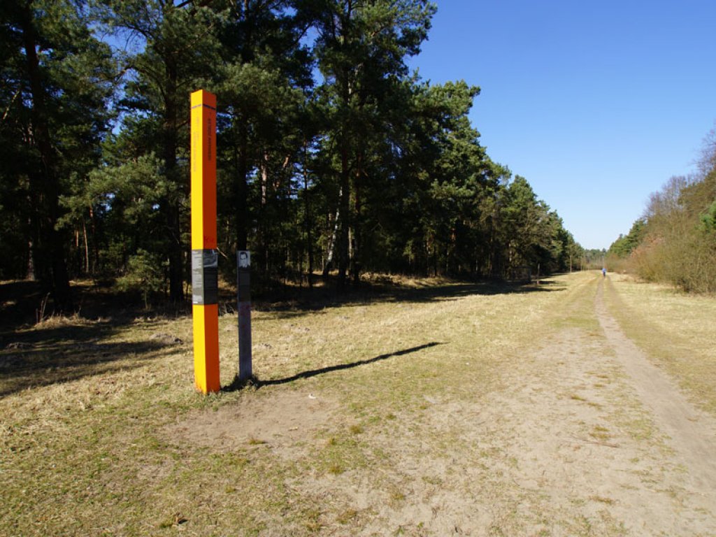 Gedenkstele für Hermann Döbler, der bei einem Fluchtversuch am 15. Juni 1965 erschossen wurde, am nördlichen Ufer des Teltowkanals an der alten Autobahnbrücke des 1969 geschlossenen Kontrollpunkts Dreilinden; Aufnahme 2015