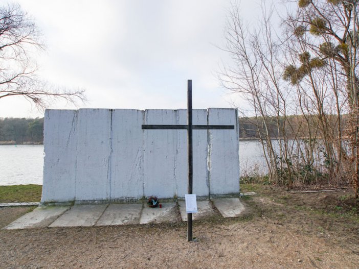 Mauer-Segmente der 4. Generation („Grenzmauer-75“) der DDR-Grenzanlagen am Griebnitzsee in Potsdam-Babelsberg - die einzigen, die am gesamten „Außenring“ als geschütztes Denkmal am Originalstandort erhalten wurden; Aufnahme 2015