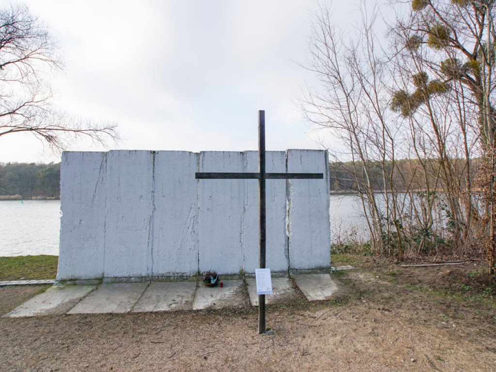 Mauer-Segmente der 4. Generation („Grenzmauer-75“) der DDR-Grenzanlagen am Griebnitzsee in Potsdam-Babelsberg - die einzigen, die am gesamten „Außenring“ als geschütztes Denkmal am Originalstandort erhalten wurden; Aufnahme 2015