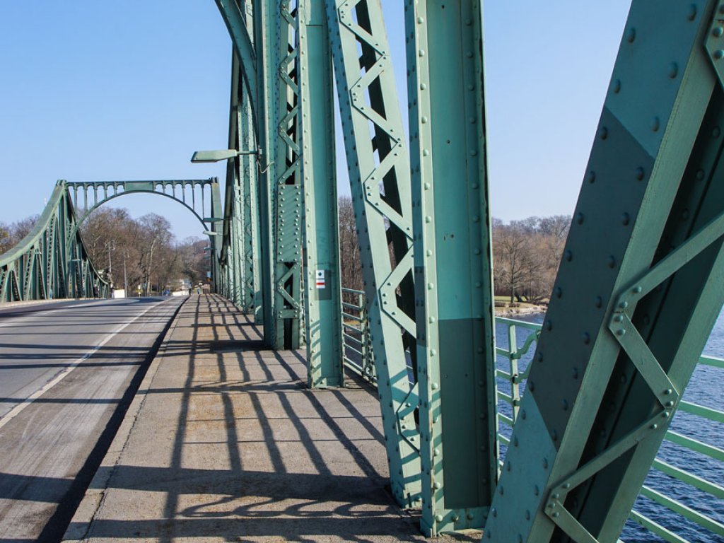 Befestigungsarm einer Überwachungskamera der DDR-Grenzanlagen auf der Glienicker Brücke; Aufnahme 2015  Befestigungsarm einer Überwachungskamera der DDR-Grenzanlagen auf der Glienicker Brücke; Aufnahme 2015
