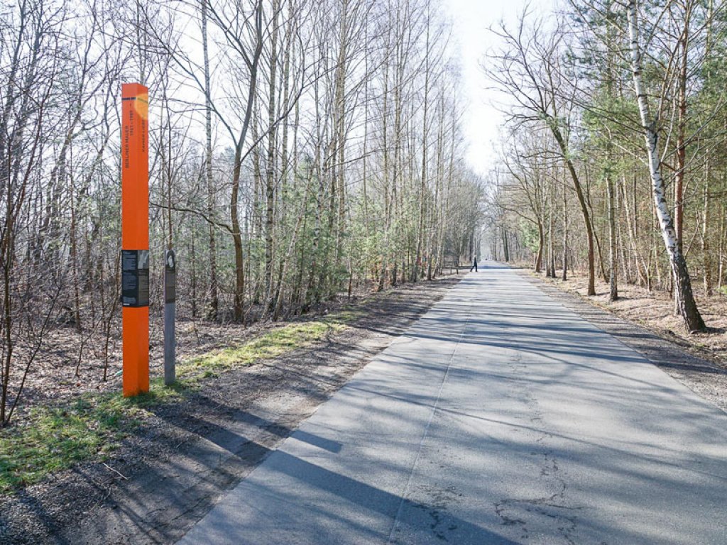 Gedenkstele für Rainer Liebeke, der bei einem Fluchtversuch am 3. September 1986 im Sacrower See ertrank, in der Kladower Straße zwischen Sacrow und Kladow; Aufnahme 2015