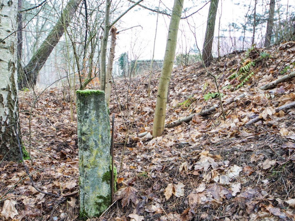 Betonpfosten im ehemaligen DDR-Grenzgebiet in Stolpe-Süd; Aufnahme 2015