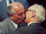 Der Bruderkuß zur Begrüßung: Michael Gorbatschow und Erich Honecker am 27. Mai 1987.