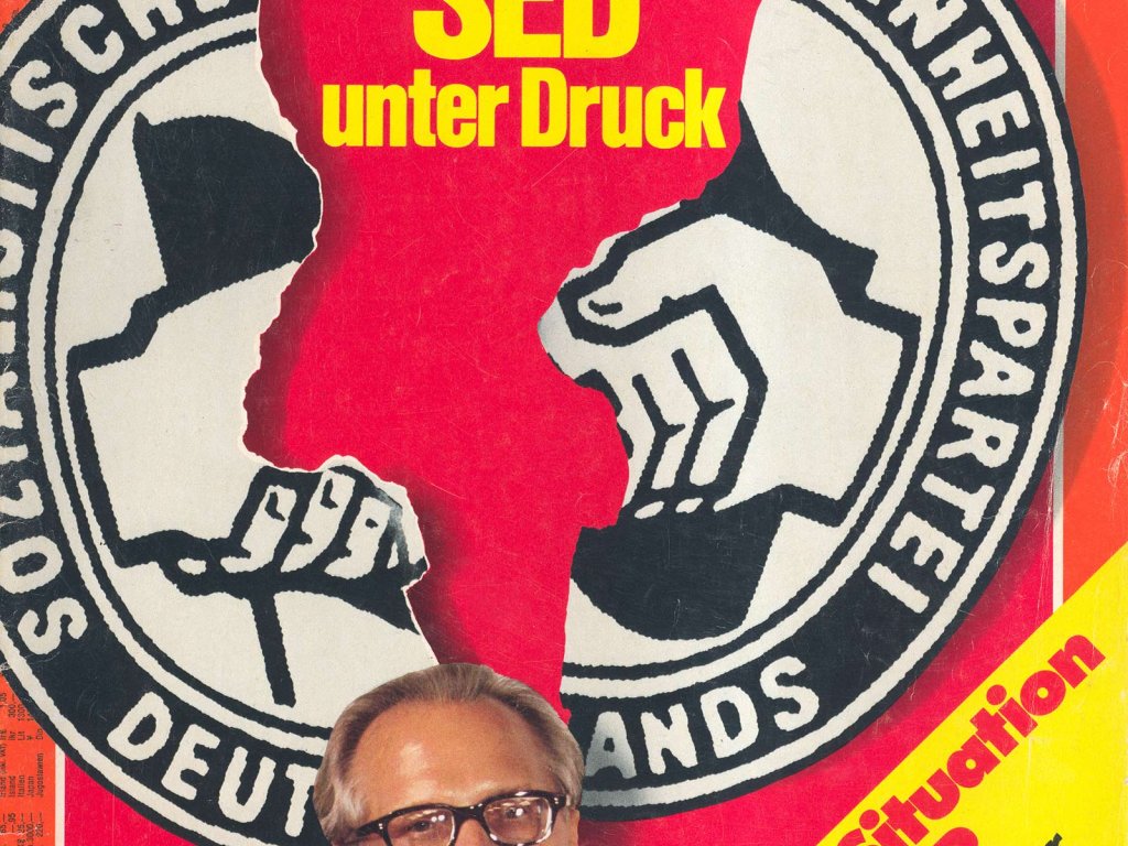 Cover der Spiegel-Ausgabe mit dem Titel: SED unter Druck. Erich Honecker ist im Vordergrund abgebildet, groß im Hintergrund ein zerrissenes Partei-Emblem. Auf einem schräg übers Cover gedruckten Banner steht: Die innere Situation in der DDR. Das Manifest der Opposition 2. Teil.