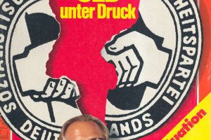 Cover der Spiegel-Ausgabe mit dem Titel: SED unter Druck. Erich Honecker ist im Vordergrund abgebildet, groß im Hintergrund ein zerrissenes Partei-Emblem. Auf einem schräg übers Cover gedruckten Banner steht: Die innere Situation in der DDR. Das Manifest der Opposition 2. Teil.