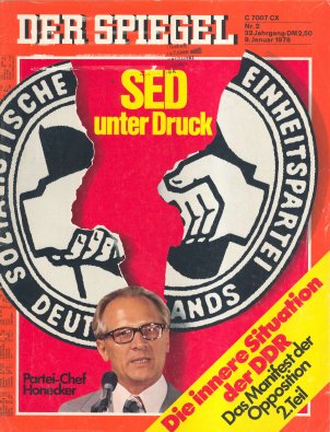 Cover der Spiegel-Ausgabe mit dem Titel: SED unter Druck. Erich Honecker ist im Vordergrund abgebildet, groß im Hintergrund ein zerrissenes Partei-Emblem. Auf einem schräg übers Cover gedruckten Banner steht: Die innere Situation in der DDR. Das Manifest der Opposition 2. Teil.