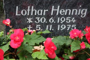 Lothar Hennig, erschossen an der Berliner Mauer: Grabstein in Potsdam-Babelsberg, Aufnahme 2008
