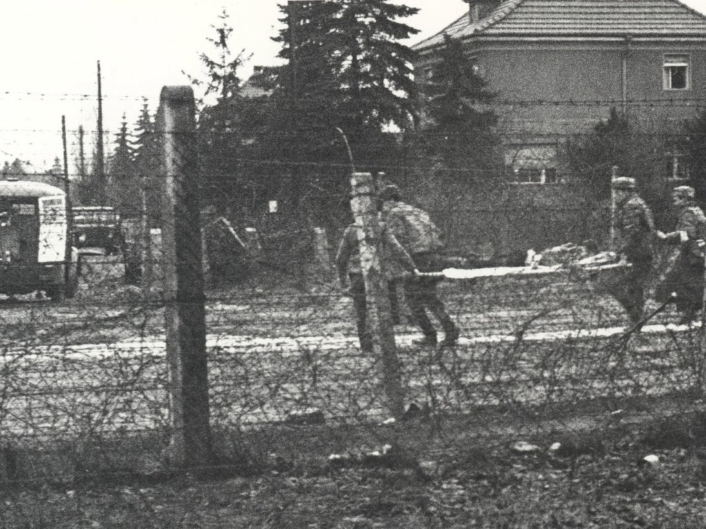 Willi Block, erschossen an der Berliner Mauer: Abtransport aus dem Todesstreifen, Aufnahme der West-Berliner Polizei, 7. Februar 1966
