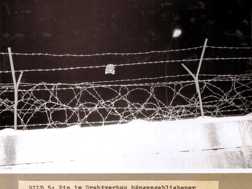 Paul Schultz, erschossen an der Berliner Mauer: Tatortfoto der West-Berliner Polizei mit Fußspuren am Fluchtort zwischen Berlin-Mitte und Berlin-Kreuzberg, 25. Dezember 1963