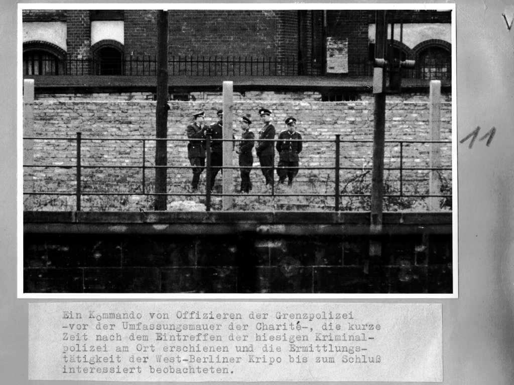 Lutz Haberlandt, erschossen an der Berliner Mauer: Tatortfoto der West-Berliner Polizei von Ost-Berliner Grenzpolizisten an der Sektorengrenze zwischen Berlin-Mitte und Berlin-Tiergarten, 27. Juni 1962
