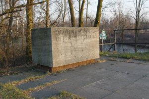 Gedenkstein für Roland Hoff in Berlin-Lichterfelde - an dem rettenden Ufer, das er nicht erreichte. Im Westen blieb der Name des Getöteten unbekannt, Aufnahme 2004