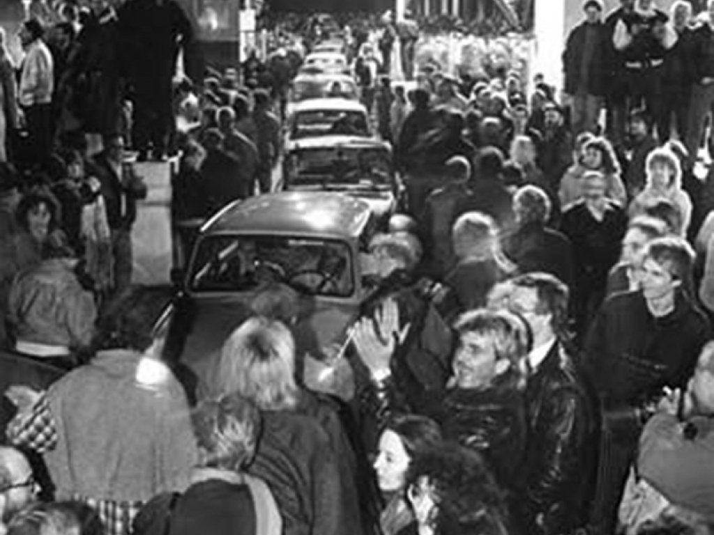 After the barrier is opened, people and cars crowd onto Bornholm Bridge in the night from 9 to 10 November