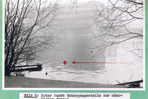 Unbekannter Flüchtling, ertrunken im Berliner Grenzgewässer: Tatortfoto der West-Berliner Polizei von der Untergangsstelle in der Spree zwischen Berlin-Friedrichshain und Berlin-Kreuzberg, 19. Januar 1965