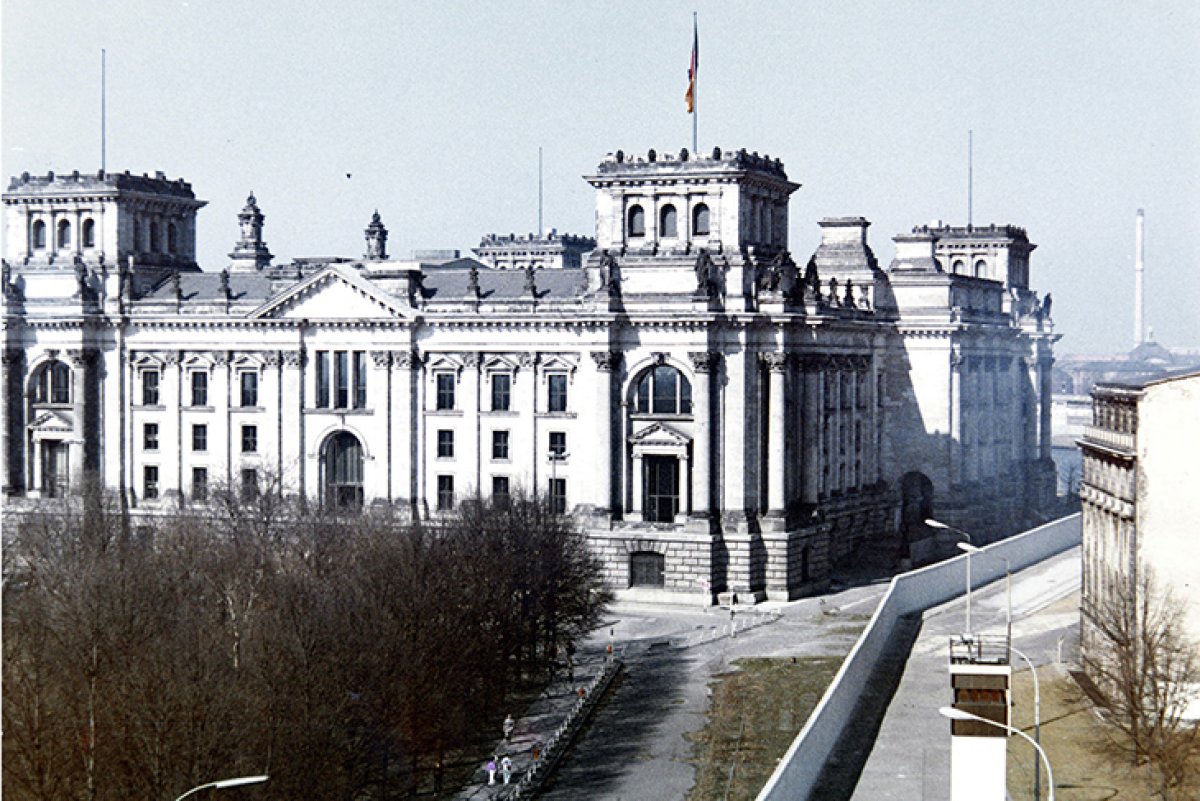 Die Mauer am Reichstagsgebäude in Berlin, Aufnahme 1980er Jahre Die Mauer am Reichstagsgebäude in Berlin, Aufnahme 1980er Jahre
