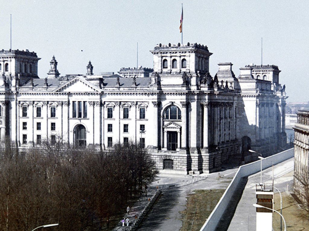 Die Mauer am Reichstagsgebäude in Berlin, Aufnahme 1980er Jahre