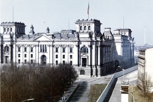 Die Mauer am Reichstagsgebäude in Berlin, Aufnahme 1980er Jahre