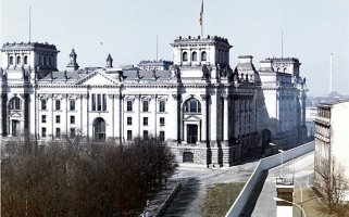 Die Mauer am Reichstagsgebäude in Berlin, Aufnahme 1980er Jahre