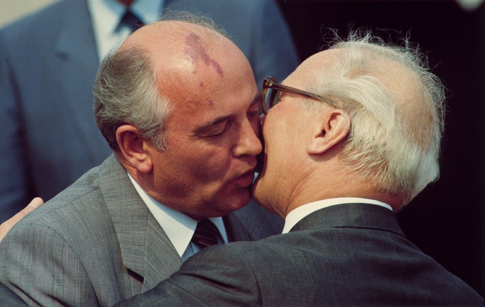 A brotherly kiss as greeting: Mikhail Gorbachev and Erich Honecker on 27 May
