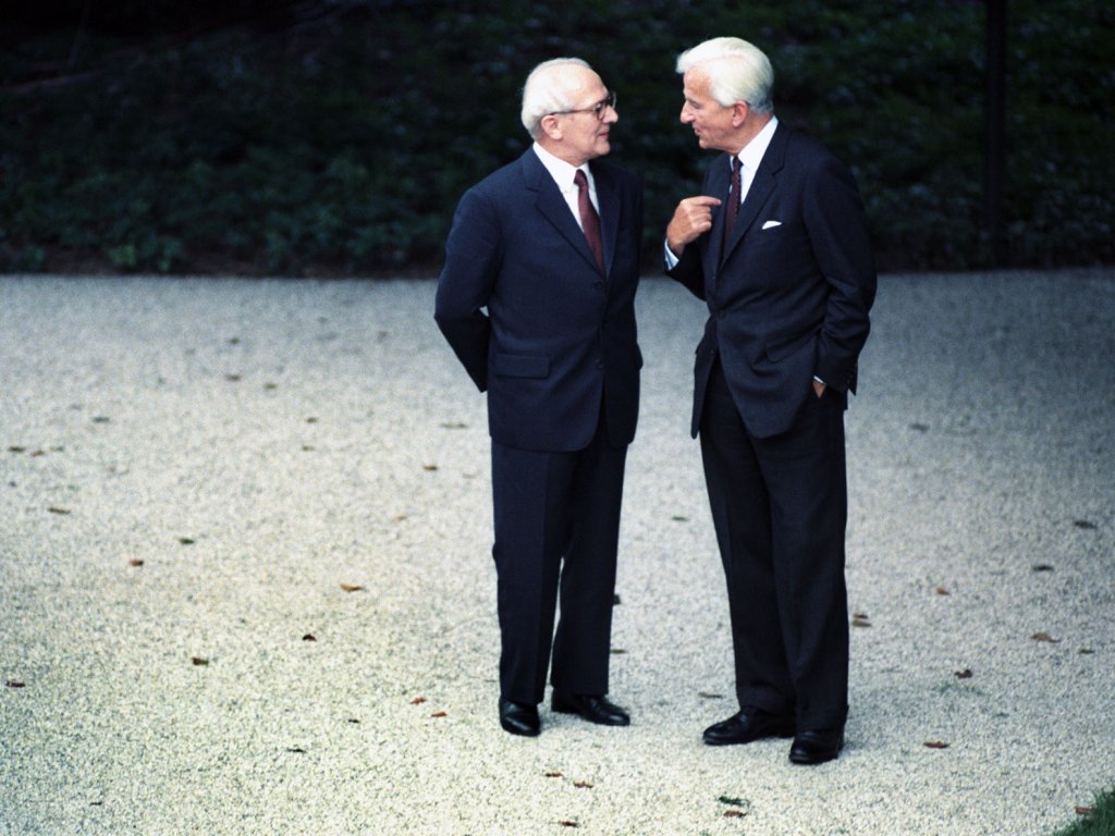 Erich Honecker talking with Richard von Weizsäcker in the park of Villa Hammerschmidt, 1987