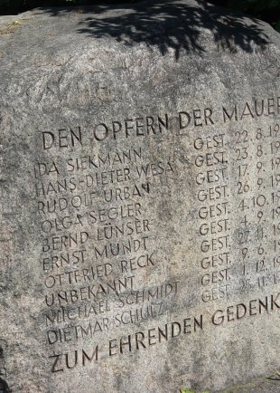 Ida Siekmann, fatally injured at the Berlin Wall: Memorial stone on Bernauer Strasse in Berlin-Wedding (photo: 2005)