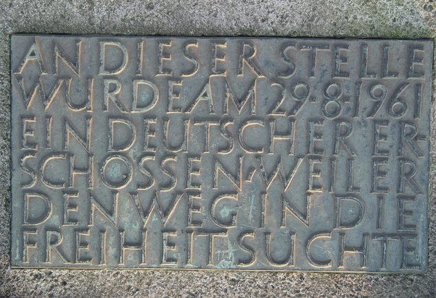 Roland Hoff, shot dead in the Berlin border waters: Memorial stone with inscription in Berlin-Lichterfelde (photo: 2004)