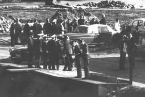 Paul Stretz, shot dead in the Berlin border waters: East German border troop photo – West Berlin police, firemen, customs agents and military police on the West Berlin bank of the Spandauer Schiffahrts Canal [April 29,1966]