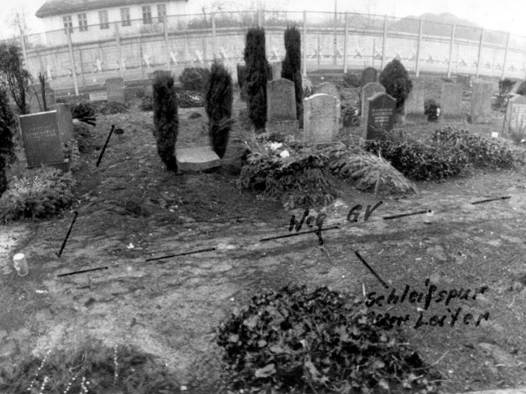 Horst Einsiedel, shot dead at the Berlin Wall: MfS photo of escape route near the Wall at the Pankow municipal cemetery [March 15, 1973]
