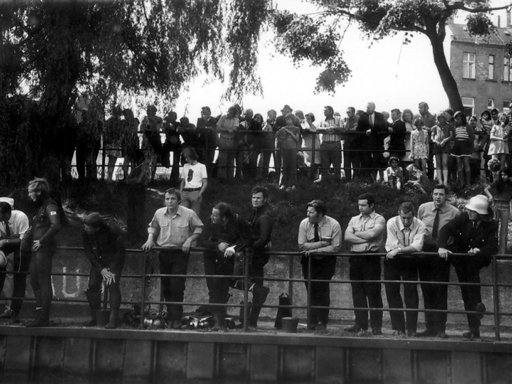 Giuseppe Savoca, drowned in the Berlin border waters: East German border troop photo – West Berlin firemen and divers forced to remain inactive on the Gröbenufer embankment [June 15, 1974]