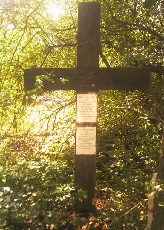 Lutz Schmidt, shot dead at the Berlin Wall: Memorial cross in Berlin-Rudow (photo: 2007)