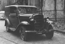 Hundert Schüsse von DDR-Grenzpolizisten – dennoch gelingt die Flucht mit einem gepanzerten Vorkriegs-Opel über den Ost-Berliner Grenzübergang Chausseestraße am 14. November 1961