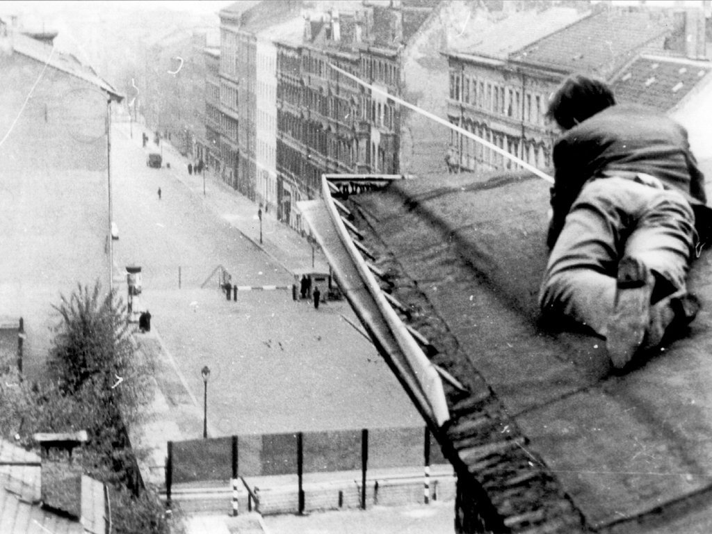 Ein Fluchthelfer sichert die Umgebung des Tunneleinstiegs: Der „Tunnel 57“, 3./4. Oktober 1964