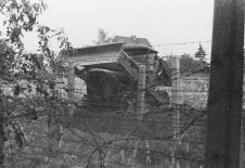 Gelungene DDR-Grenzpolizisten-Flucht mithilfe einer Planierraupe von Falkensee nach West-Berlin, 9. September 1963