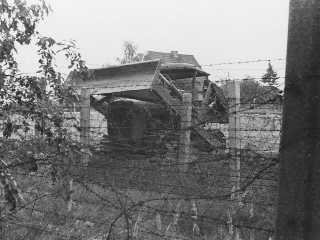 Gelungene DDR-Grenzpolizisten-Flucht mithilfe einer Planierraupe von Falkensee nach West-Berlin, 9. September 1963