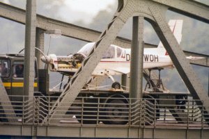 Rückgabe des zerlegten einmotorigen Flugzeugs durch britische Militärangehörige am 5. August 1987 an der Glienicker Brücke: Gelungene Flucht mit einem Motorflugzeug von Potsdam nach Berlin-Gatow, 15. Juli 1987