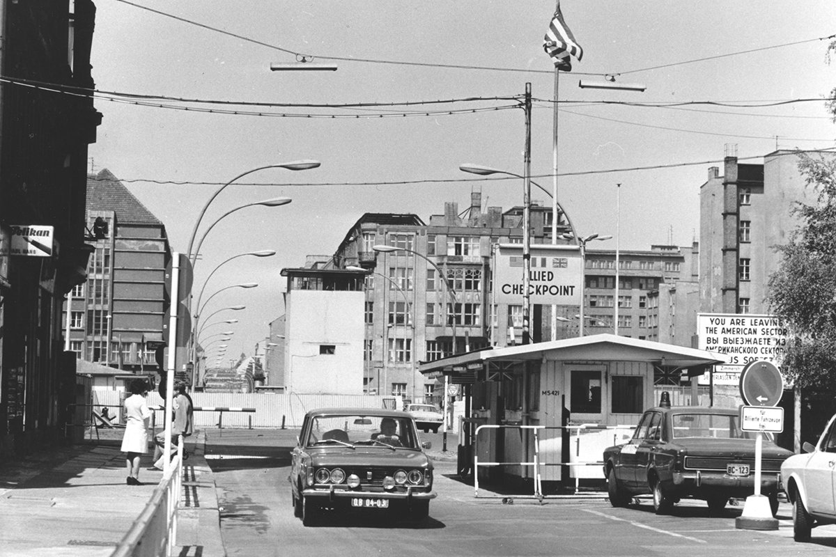 Grenzübergang Friedrich-/Zimmerstraße („Checkpoint Charlie“), Blickrichtung von ehem. West- nach Ost-Berlin)