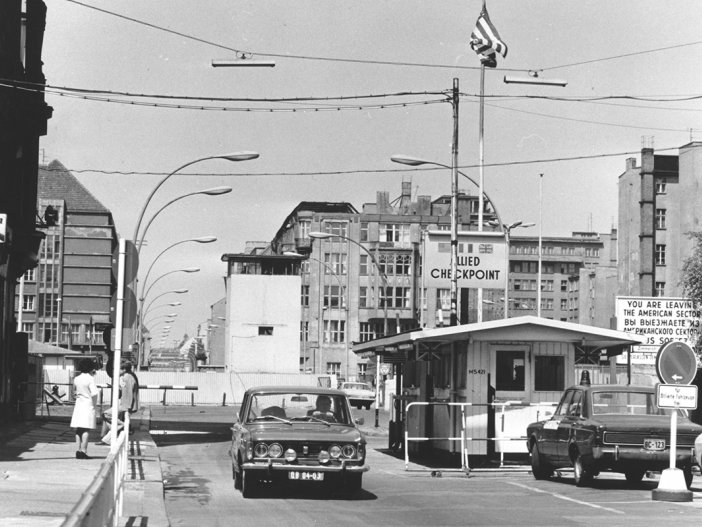 Grenzübergang Friedrich-/Zimmerstraße („Checkpoint Charlie“), Blickrichtung von ehem. West- nach Ost-Berlin)