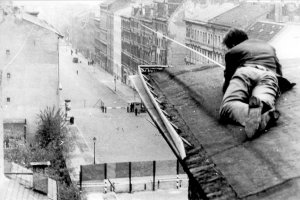 An escape helper secures the area around the tunnel entrance: “Tunnel 57”, October 3-4, 1964