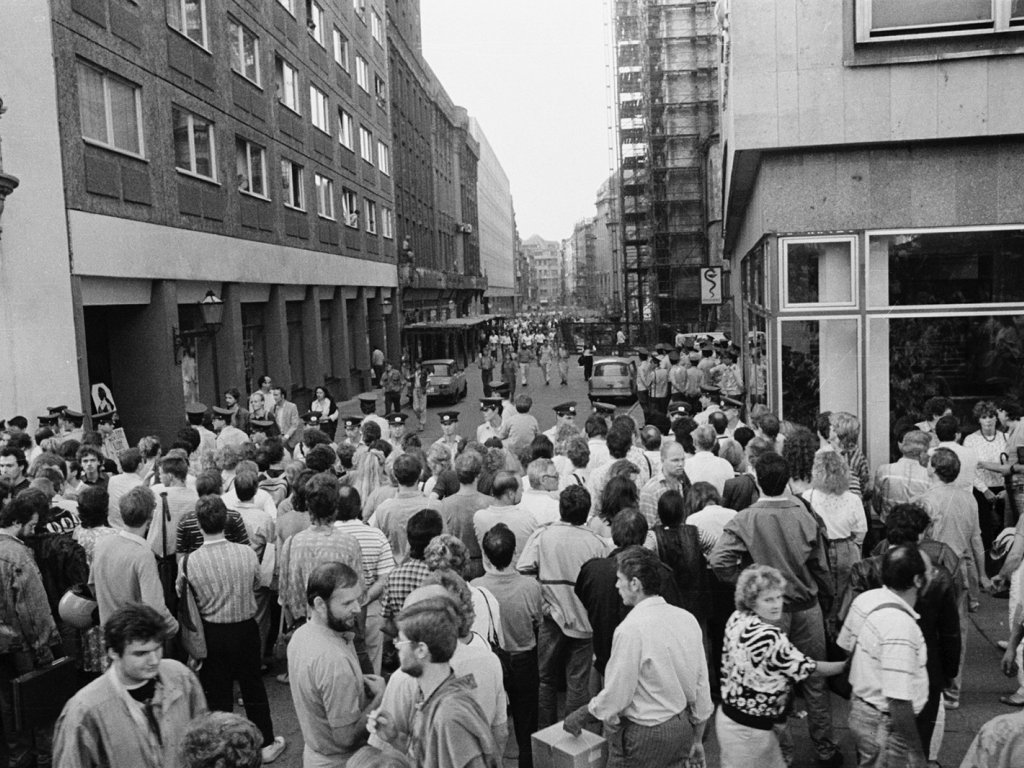 Leipzig, 18 September 1989: People in front of the cordon of People’s Police