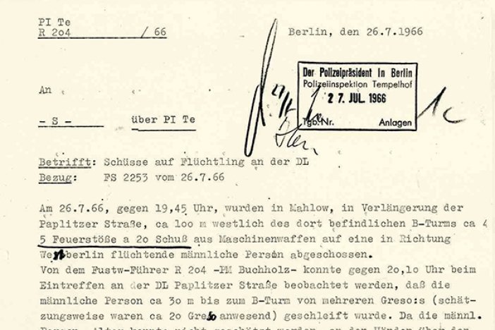 Eduard Wroblewski: Bericht der West-Berliner Polizei über Schüsse auf einen Flüchtling, 26. Juli 1966 Eduard Wroblewski: Bericht der West-Berliner Polizei über Schüsse auf einen Flüchtling, 26. Juli 1966