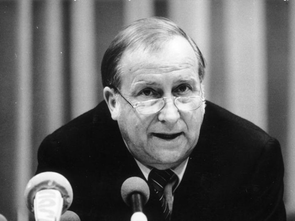 Detlev Rohwedder spricht in Mikrofone.