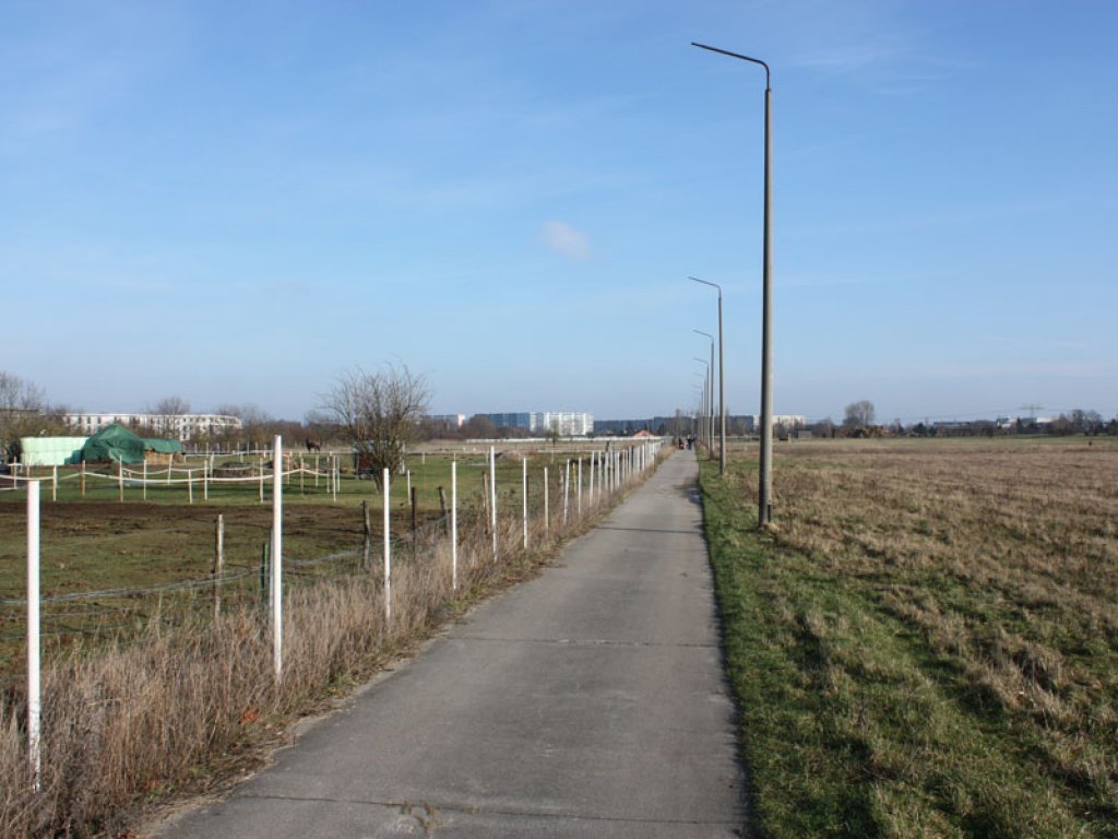 Kolonnenweg und Lichttrasse (ohne Lampen) der DDR-Grenzanlagen westlich der Waltersdorfer Chaussee in Berlin-Schönefeld (3); Aufnahme 2015