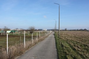 Kolonnenweg und Lichttrasse (ohne Lampen) der DDR-Grenzanlagen westlich der Waltersdorfer Chaussee in Berlin-Schönefeld (3); Aufnahme 2015