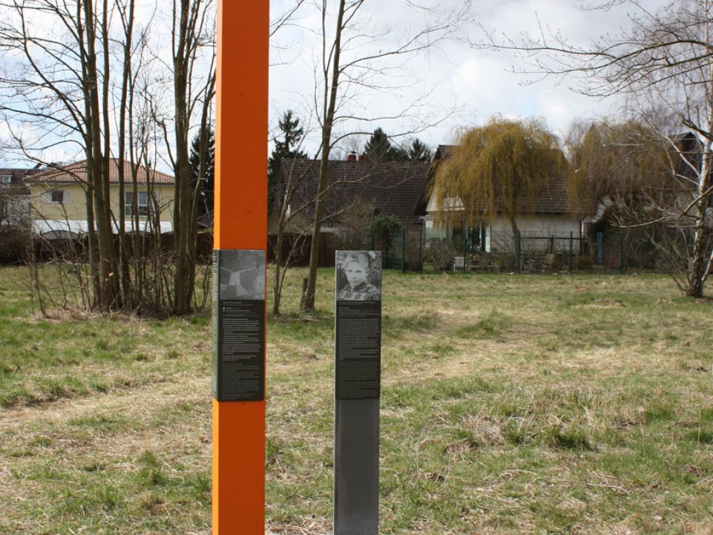 Gedenkstele für Horst Kullack nördlich des Lichtenrader Damms im Todesstreifen der DDR-Grenzanlagen zwischen Großziethen und Berlin-Lichtenrade (1); Aufnahme 2015